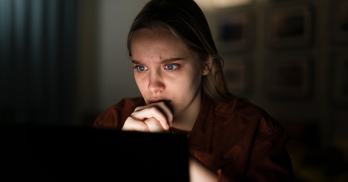 Uczeń korzystający z laptopa i sprawdzający bezpieczeństwo w internecie